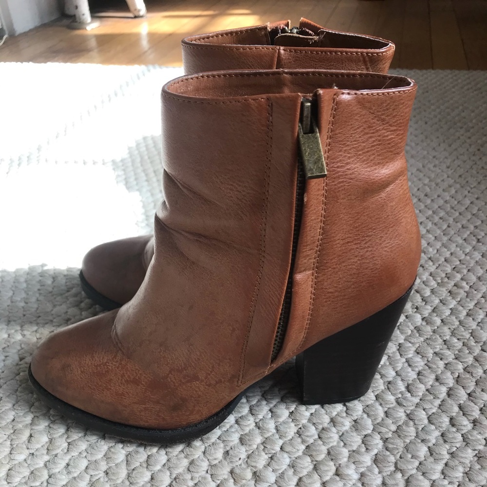 Heeled tan leather booties